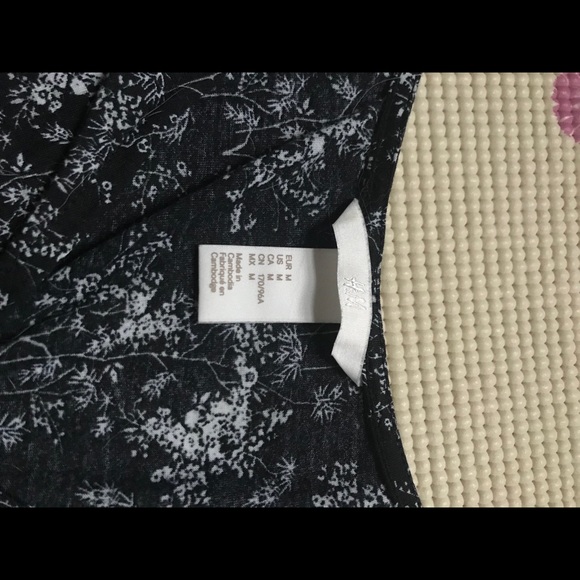 • H&M Flowy Top • - Picture 2 of 5